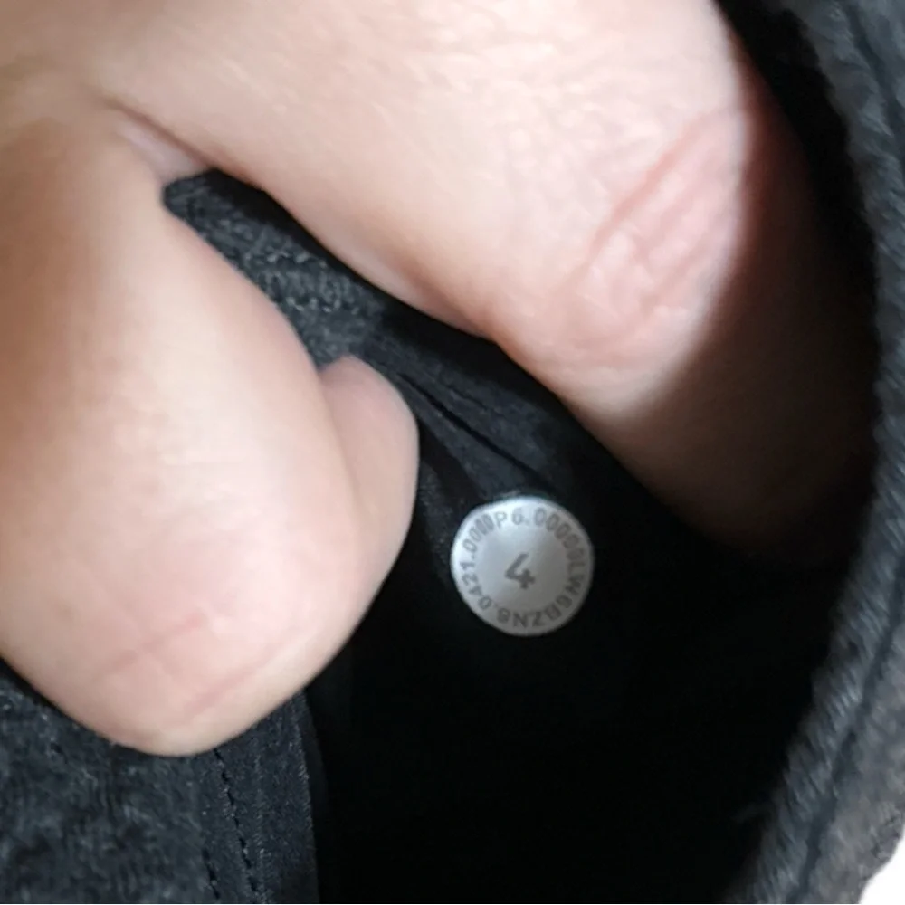 EUC - Lululemon - Can you feel the pleat pants - size 4 - dark charcoal color